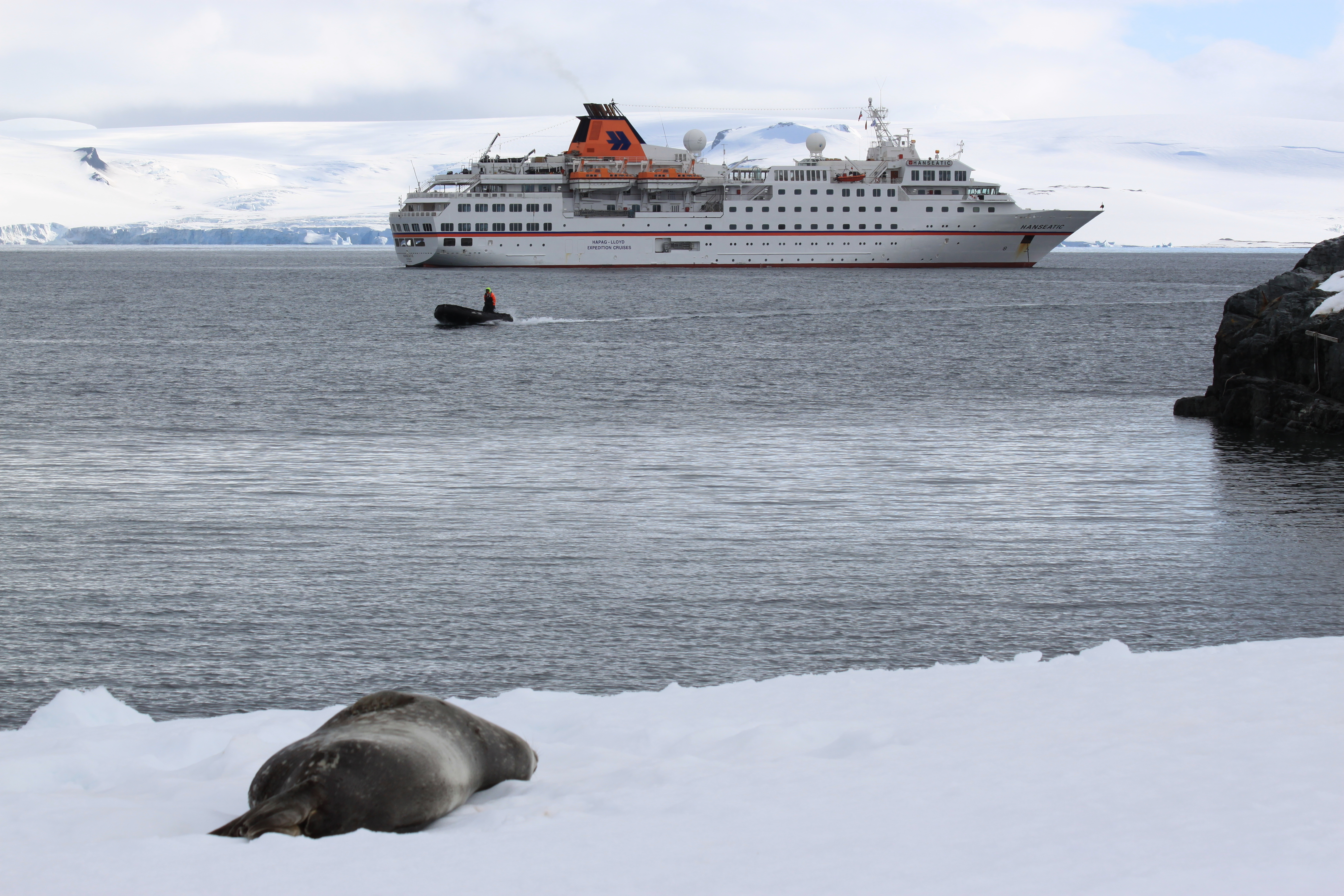 MS HANSEATIC in der Half Moon Bay